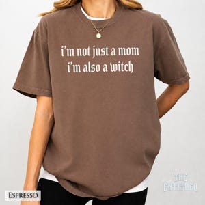 Not Just A Mom I'm Also A Witch T-Shirt, Funny Gift For Wife, Cool Witchy Mom Shirt, Spooky Halloween Tee, Gift For Mom, Gothic Mom Shirt immagine 3