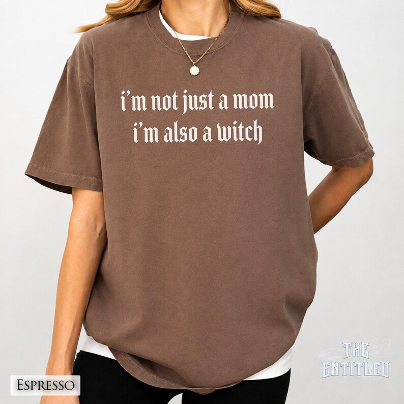Not Just A Mom I'm Also A Witch T-Shirt, Funny Gift For Wife, Cool Witchy Mom Shirt, Spooky Halloween Tee, Gift For Mom, Gothic Mom Shirt immagine 3