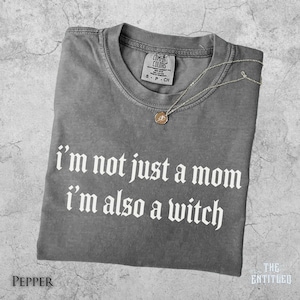 Not Just A Mom I'm Also A Witch T-Shirt, Funny Gift For Wife, Cool Witchy Mom Shirt, Spooky Halloween Tee, Gift For Mom, Gothic Mom Shirt immagine 4
