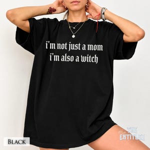 Not Just A Mom I'm Also A Witch T-Shirt, Funny Gift For Wife, Cool Witchy Mom Shirt, Spooky Halloween Tee, Gift For Mom, Gothic Mom Shirt immagine 7