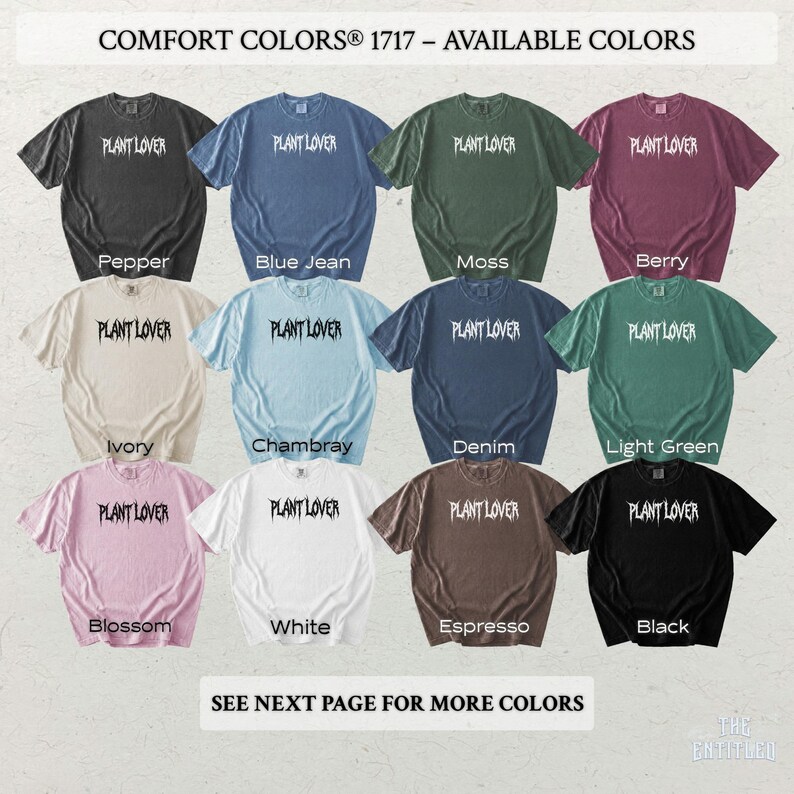 以下が含まれることがあります： さまざまな色のComfort Colors 1717 Tシャツのコレクション。各シャツには「PLANT LOVER」の文字がプリントされています。色はペッパー、ブルージーンズ、モス、ベリー、アイボリー、シャンブレー、デニム、ライトグリーン、ブロッサム、ホワイト、エスプレッソ、ブラックです。