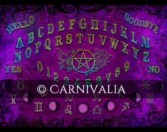 Könnte beinhalten: Ein violettes und schwarzes Ouija-Brett mit einem Pentagramm in der Mitte. Das Brett hat die Buchstaben des Alphabets, die Zahlen 0-9 und die Wörter "ja", "nein", "hallo" und "auf Wiedersehen".