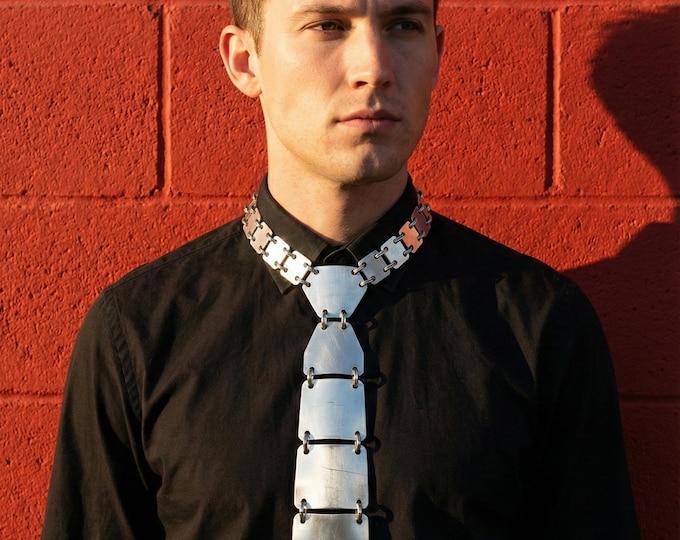 Medieval Armor Style Metal Tie Necklace for Men – Dark Gothic Fashion Pendant