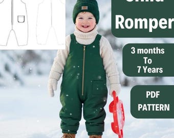 Könnte beinhalten: Ein Kind in einem dunkelgrünen Overall mit Frontreißverschluss, Tasche und braunen Stiefeln, das eine rote Schaufel im Schnee hält. Der Text lautet: "Child Romper", "3 Monate bis 7 Jahre" und "PDF Pattern".