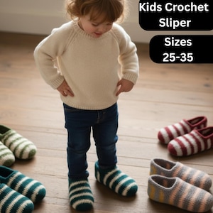 Puede incluir: Un niño con un suéter crema y jeans, usando zapatillas de crochet a rayas. Varios pares de zapatillas de crochet en verde, rojo y gris están en un piso de madera. La imagen incluye texto: 'Kids Crochet Slipper Tallas 25-35'.