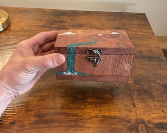 Handgefertigte Schatztruhe. Berg Wasserfall Szene, Edelstein Inlay. Gefüllt mit echten authentischen Schätzen.