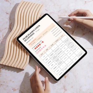 Puede incluir: Una tableta muestra un planificador de contenido digital. La pantalla muestra un horario detallado con secciones para ideas, pilares, formato y CTA. También se ve una pieza decorativa de madera y una mano sosteniendo un lápiz.