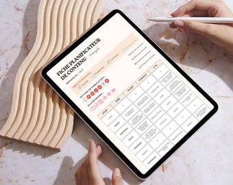 Puede incluir: Una tableta muestra un planificador de contenido digital. La pantalla muestra un horario detallado con secciones para ideas, pilares, formato y CTA. También se ve una pieza decorativa de madera y una mano sosteniendo un lápiz.
