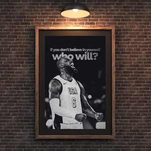 Puede incluir: Póster enmarcado en blanco y negro con un jugador de baloncesto con la camiseta de USA con el número 6. El póster tiene el texto "if you don't believe in yourself who will?" encima.