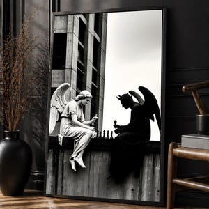 Può includere: Stampa artistica incorniciata in bianco e nero raffigurante un angelo e un diavolo che giocano a scacchi. L'angelo è bianco, il diavolo nero. Lo sfondo mostra un edificio e il cielo. L'opera è incorniciata in nero.