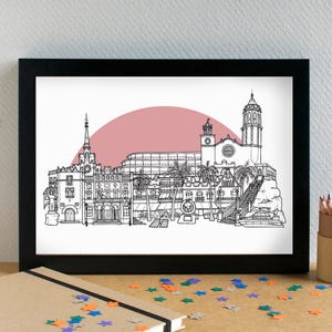 Könnte beinhalten: Schwarz-weiß-Zeichnung einer Stadtlandschaft mit einem rosafarbenen Sonnenuntergang im Hintergrund. Die Stadtlandschaft zeigt Gebäude, Palmen und eine Kirche.