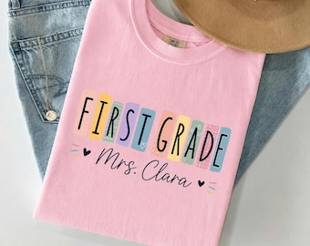 Camiseta personalizada para profesores, camiseta personalizada para profesores, regalo colorido para profesores, atuendo para la vuelta al cole, camiseta Comfort Colors personalizada con el nombre del profesor