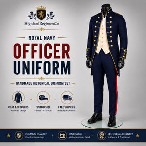 Puede incluir: Un conjunto de uniforme de oficial azul marino que incluye una chaqueta larga con botones dorados, un chaleco color crema y pantalones a juego con una franja lateral roja. El texto dice HighlandRegimentCo, ROYAL NAVY OFFICER UNIFORM y HANDMADE HISTORICAL UNIFORM SET.