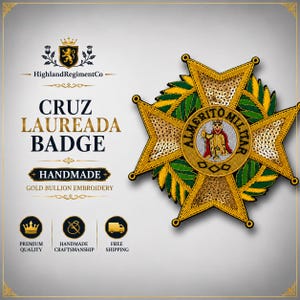 Peut inclure: Un insigne Cruz Laureada avec broderie en cannetille dorée et accents de fil vert. L'emblème en forme d'étoile comprend un médaillon circulaire central avec une figure en cape rouge et le texte ALMERITO MILITAR. Le design utilise des paillettes dorées.