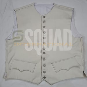 Peut inclure: Gilet crème avec un col en V et une rangée de boutons sur le devant. Le gilet a deux poches avant et une doublure blanche. Le gilet est de couleur neutre et peut être porté avec de nombreuses tenues.