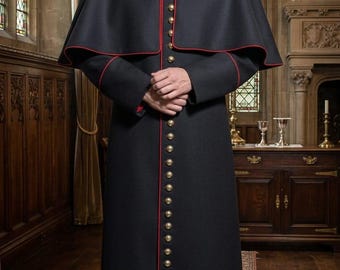 Sotana clerical personalizada con Pellegrina – Túnica sacerdotal de lana negra con ribete rojo y botones de latón.