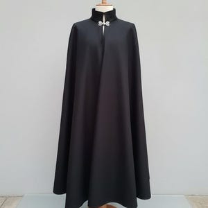 Męski wenecki płaszcz wenecki z wełny Tabarro z peleryną