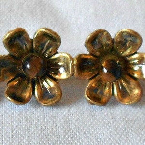 Spilla vintage con fiore in occhio di tigre color oro