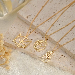 Peut inclure: Trois colliers avec pendentifs géométriques dorés. Chaque collier présente un design abstrait différent, comprenant un cercle, un triangle et une combinaison de formes. Les pendentifs sont suspendus à de fines chaînes dorées, créant une esthétique minimaliste et moderne.