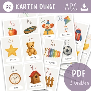 Puede incluir: Un conjunto de tarjetas didácticas con ilustraciones en acuarela de objetos y el alfabeto. Cada tarjeta muestra una letra y una imagen relacionada, como una manzana, un oso de peluche y una estrella. Las tarjetas están en alemán.