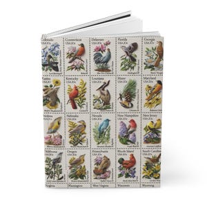 Puede incluir: Un diario de tapa dura con un collage de sellos de aves vintage de varios estados de EE. UU. Los sellos muestran ilustraciones coloridas de diferentes especies de aves, con nombres de estados y el texto "USA 20c".