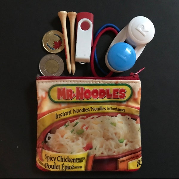 Mr Noodle Spicy Chicken Paket - recycelt und handgefertigt in eine Memory-Stick-Hülle - Ohrhörer-Hülle - Münzbörse - Kostenloser Versand nach Kanada und den USA