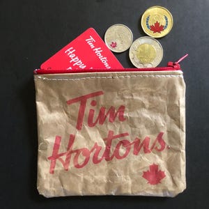 Pochette à fermeture éclair Tim Hortons - Fabriquée au Canada à partir d'un sac Tim Hortons recyclé - Porte-cartes Tim Hortons