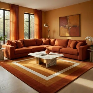 Puede incluir: Salón espacioso con un sofá seccional naranja, una mesa de centro de mármol y una alfombra estampada. La habitación cuenta con cortinas naranjas, una pintura y una lámpara de pie. El esquema de color es cálido y acogedor.