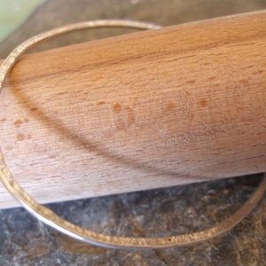 Oval gehämmert und strukturierte Armreif aus Sterlingsilber. 1, 3 oder mehr Armreifen kaufen. Hochglanzpoliert in Sterling Silber, oder in einem matten Finish.