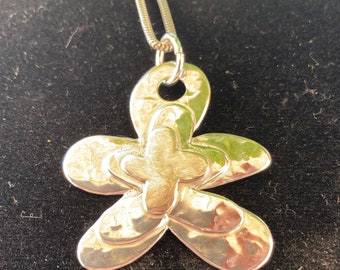 Gänseblümchen-Halskette aus Sterlingsilber: Strukturierter Blumenanhänger. Und passende Ohrringe und Charms