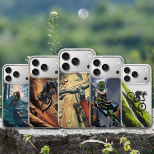 Op de afbeelding: Vijf transparante telefoonhoesjes met mountainbike-illustraties. Elk hoesje toont een mountainbiker in actie op een pad. De hoesjes hebben een transparante rand en een glanzende afwerking, die de levendige kunstwerken benadrukt.