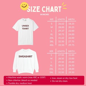 Op de afbeelding: Een wit unisex T-shirt en een witte sweatshirt worden weergegeven met een maattabel in inches. De tabel bevat afmetingen voor lengte en breedte voor maten S tot 4XL. Onderhoudsinstructies staan ook vermeld.