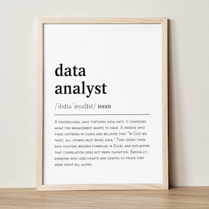 Peut inclure: Un cadre avec l'inscription "data analyst" en gras, en noir. En dessous, la prononciation phonétique et le mot "nom". La définition d'un analyste de données est imprimée en dessous, en noir, en plus petit.