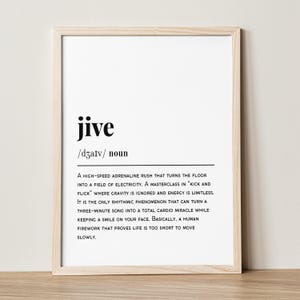 Puede incluir: Una impresión enmarcada con la palabra "jive" en negrita, en negro, en la parte superior, seguida de su pronunciación fonética y la palabra "sustantivo". La definición de "jive" está impresa debajo en negro más pequeño.