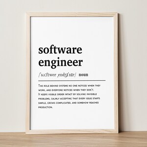 Könnte beinhalten: Ein gerahmter Druck mit den Worten "Software Engineer" in fetter, schwarzer Schrift. Darunter stehen die phonetische Aussprache und das Wort "Nomen". Der Text beschreibt die Rolle eines Software-Ingenieurs.