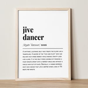 Puede incluir: Una impresión enmarcada con las palabras "jive dancer" en negrita y en negro. Debajo está la pronunciación fonética y la palabra "sustantivo". Debajo está escrita una definición del bailarín de jive.
