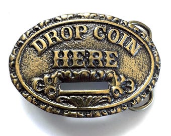 Vintage 1979 Drop Coin Here Rolig Novelty Myntspår Bältesspänne Begränsad Upplaga Great American Buckle Co