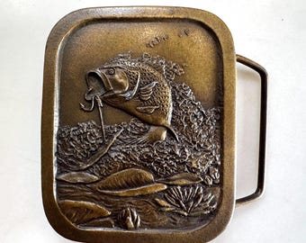 Hebilla de cinturón vintage de 1976 con diseño de lubina saltando, de Indiana Metal Craft.