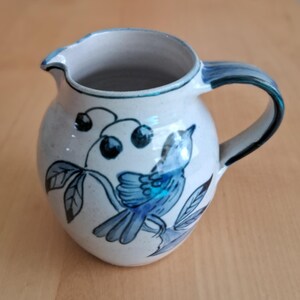 Brocca/caraffa in ceramica Beaumont Brothers, con smalto al sale e decorazione a fiori e uccelli in blu cobalto.