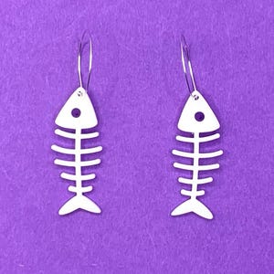 Op maat gemaakte handgemaakte acryl lasergesneden sieraden || Oorbellen || Cadeau || Kousvuller || Halloween || Spookachtig // Visgraat (omhoog of omlaag)