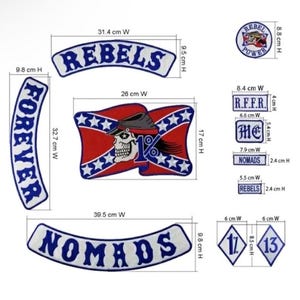 Puede incluir: Un conjunto de parches bordados con varios diseños y texto. Los parches incluyen las palabras "REBELS", "FOREVER" y "NOMADS" en letras blancas sobre un fondo azul. Otros parches presentan una calavera y un diseño de bandera. Medidas en centímetros.
