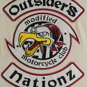Puede incluir: Conjunto de parches bordados con las palabras "Outsider's" y "Nationz" en letras negras sobre pancartas blancas con ribete rojo. El parche central presenta un águila con un cigarro y las palabras "FAT motorcycle club".
