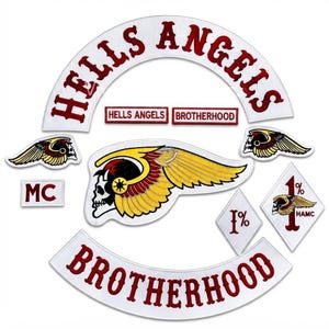 Puede incluir: Un conjunto de parches bordados que incluye un rocker superior arqueado HELLS ANGELS y un rocker inferior BROTHERHOOD en texto rojo sobre blanco. Incluye un emblema central de calavera alada, dos parches de calavera alada más pequeños, MC y parches de diamante 1%.