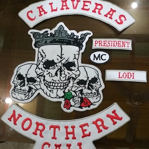 Può includere: Una tazza di ceramica bianca con manico nero e la scritta "But First, Coffee" in grassetto nero. La tazza è posta su uno sfondo sfocato, che suggerisce un'atmosfera accogliente.