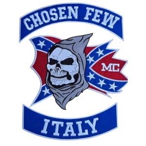 Può includere: Toppa ricamata con un teschio con cappuccio, con la scritta "CHOSEN FEW" sopra e "ITALY" sotto. Il design incorpora elementi rossi, bianchi e blu, stelle e le lettere "MC".