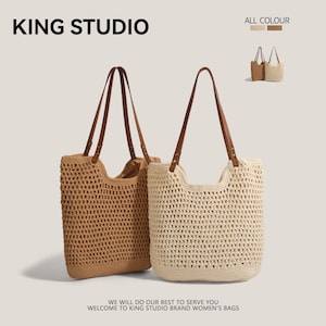 Op de afbeelding: Twee geweven draagtassen met bruine leren handvatten. De ene tas is beige, de andere lichtbruin. De tassen hebben een rechthoekige vorm met een uitsparing aan de bovenkant. De tekst "KING STUDIO" staat linksboven.