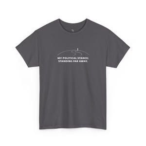 Camiseta con eslogan divertido apolítico / Mi postura política - Lejos de mí imagen 5