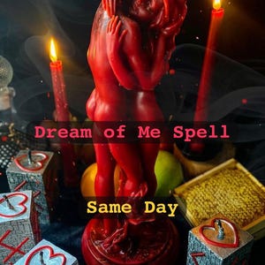 Puede incluir: Una vela roja con la forma de dos figuras abrazándose, con dos velas rojas encendidas en el fondo. El texto "Dream of Me Spell" y "Same Day" es visible. También hay varias cajas plateadas y rojas con diseños de corazón y runas.