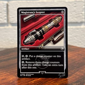 Op de afbeelding: Magic: The Gathering-kaart met "Magistrate's Scepter". De kaart toont een gedetailleerde illustratie van een zilveren en gouden scepter in een rood gevoerde koffer. De scepter heeft ingewikkelde ontwerpen. De kaarttekst beschrijft zijn artefactvaardigheden.