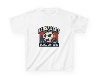 Camiseta infantil de la Copa Mundial de Fútbol de Kansas City 2026 con diseño de silueta de fútbol de la ciudad